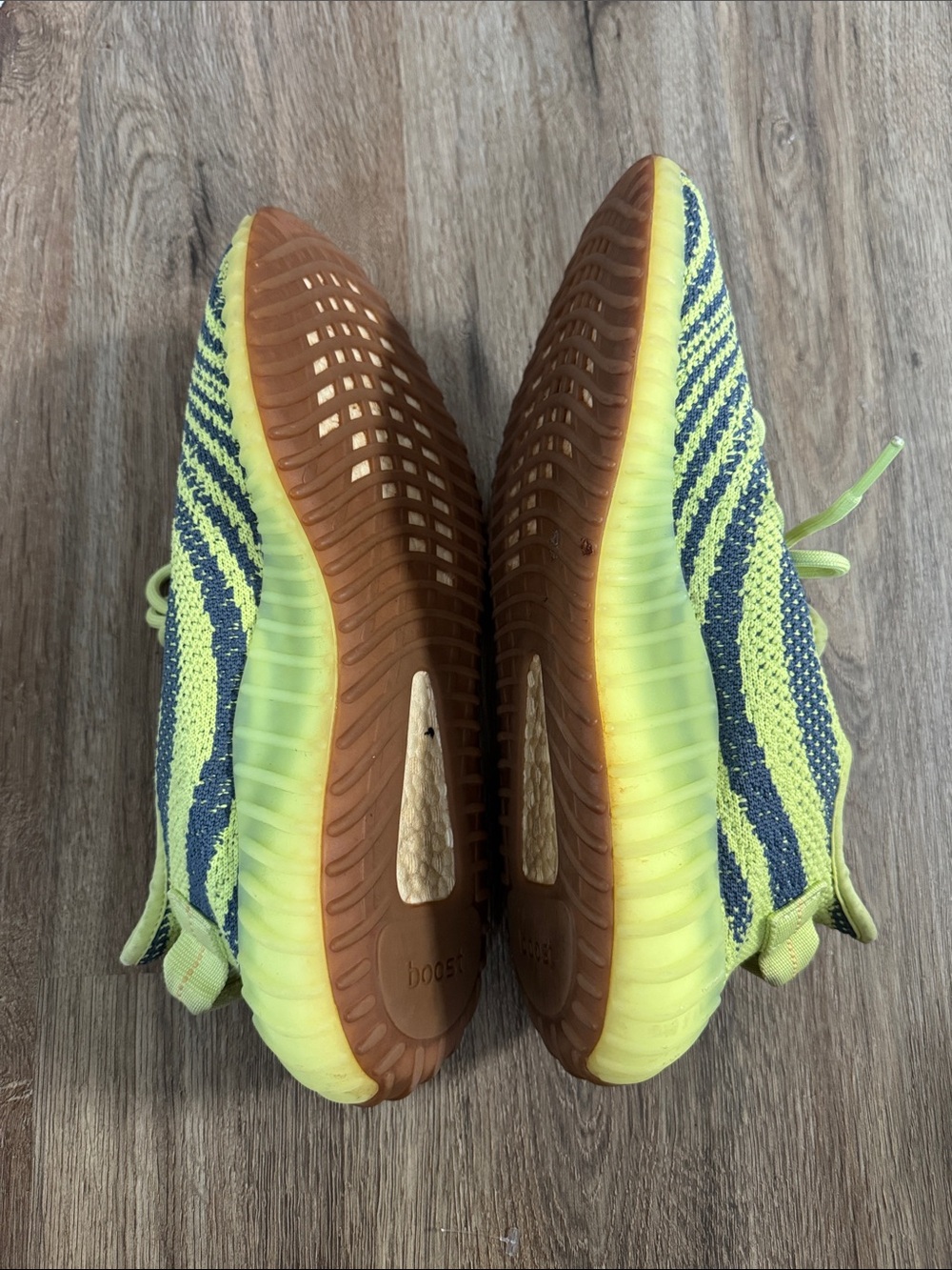Adidas Yeezy Boost 350 V2 Semi Frozen yellow sneakers size -10 - Picture 3 of 8
